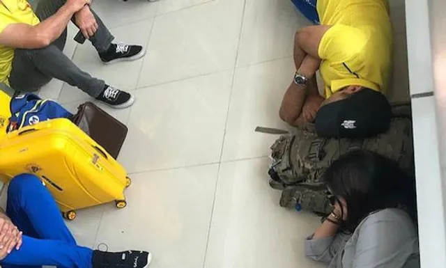 ବିମାନ ବନ୍ଦରରେ ଶୋଇଲେ ଧୋନି-ସାକ୍ଷୀ