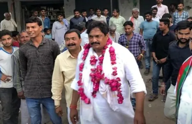 ରାଜ ବବର ଓ ତାଙ୍କ ସମର୍ଥକମାନଙ୍କୁ ଗୋଡ଼େଇ ଗୋଡ଼େଇ ଜୋତାରେ ପିଟିବେ ବୋଲି ଧମକ ଦେଲେ ବିଏସ୍‌ପି ପ୍ରାର୍ଥୀ , ଭାଇରାଲ ହେଲା ଭିଡିଓ