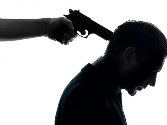 ସିନେ ପ୍ରଯୋଜିକାଙ୍କୁ ବିଚ୍ ରାସ୍ତାରେ ଧମକ