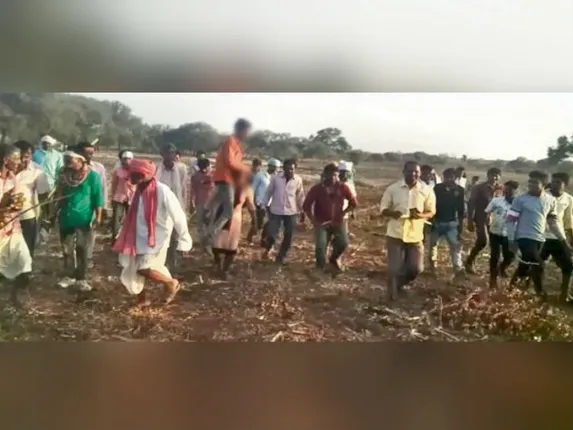 ଅନ୍ୟ ଯୁବକଙ୍କୁ ପ୍ରେମ କରୁଥିଲେ ବିବାହିତା ମହିଳା, ଆଦିବାସୀ ପଞ୍ଚାୟତ ଶୁଣାଇଲା ଏହି ଅଜବ ଦଣ୍ଡ