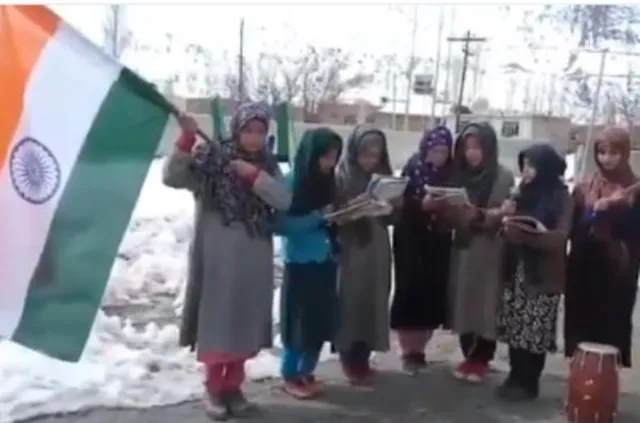 କଶ୍ମୀରକୁ ନେଇ ବିତର୍କ ଜାରି ରହିଥିବା ବେଳେ କଶ୍ମୀରର ସ୍କୁଲ ଛାତ୍ରୀମାନେ ଗାଇଲେ ହିନ୍ଦୁସ୍ତାନ ହୈ ହମାରା ବତନ, ଭାଇରାଲ ହେଲା ଭିଡିଓ