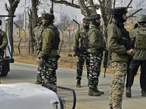 ପୁଲଓ୍ଵାମା : ୨ ସଂଦିଗ୍ଧ ଆତଙ୍କବାଦୀଙ୍କୁ ଘେରିଲା ସେନା, ଗୁଳିବିନିମୟ ଜାରି