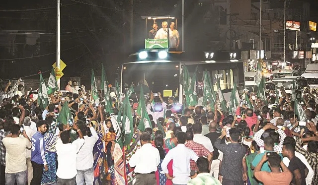 ରାତିରେ ୩ଘଣ୍ଟାର ରୋଡ୍‌ ସୋ’ : ନବୀନଙ୍କ ଗାଡ଼ି ଆଗରେ ଶୋଭାଯାତ୍ରାରେ ଗଲେ ପ୍ରାର୍ଥୀ