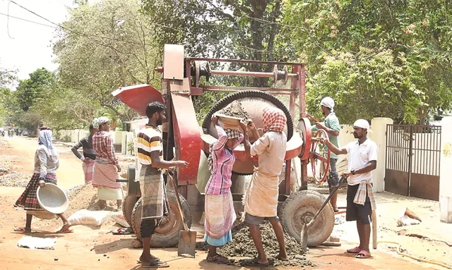 କଟକଣାକୁ ଖାତିର ନାହିଁ : ପ୍ରଚଣ୍ଡ ଖରାରେ ଶ୍ରମିକମାନେ କରୁଛନ୍ତି କାମ