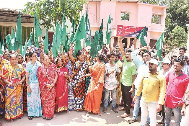 ବି‌ଜେଡି ଜିଲ୍ଲା ସଭାପତିଙ୍କ କାର୍ଯ୍ୟାଳୟକୁ ବୋମାମାଡ଼ ମାମଲା : ପୁଲିସର ଛାନଭିନ୍‌, ସମର୍ଥକ ଘେରିଲେ ଥାନା