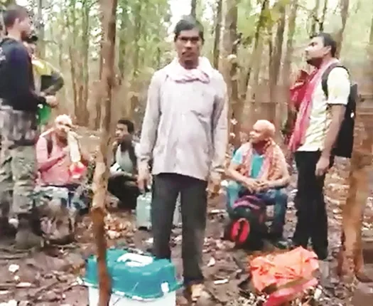 ଲାଲ୍‌ ବାହିନୀର ନାଲି ଆଖିକୁ ଡରିଲେନି : ଜଙ୍ଗଲରେ ବର୍ଷାରେ ଭିଜିଲେ ପୋଲିଂ ପାର୍ଟି, ୧୫ କିଲୋମିଟର ଚାଲିଲେ, କଡ଼ା ସୁରକ୍ଷାରେ ଫେରିଲେ