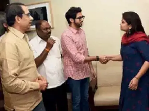 ଯୁବସେନାର ଅସନ୍ତୋଷ ଦୂର କରିବା ଲାଗି ଶିବସେନା ସୁପ୍ରିମୋ ଉଦ୍ଧବ ଠାକରେଙ୍କ ବାସଭବନରେ ବିଜେପି ପ୍ରାର୍ଥୀ ପୁନମ୍‌ ମହାଜନ