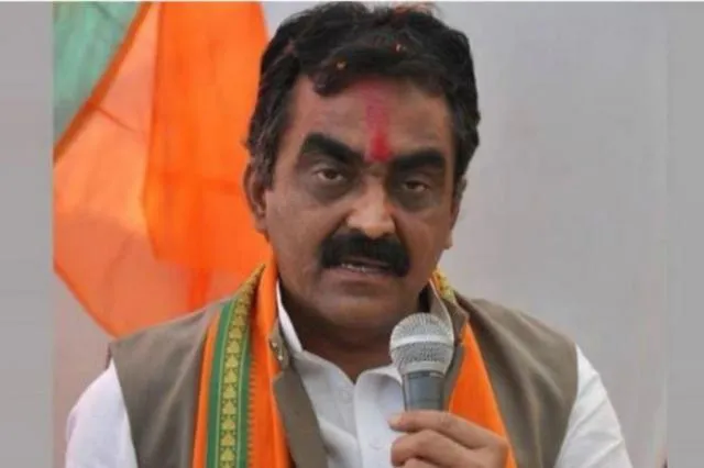 ଏକ ନିର୍ବାଚନ ସଭାରେ ‘ଆତଙ୍କବାଦୀ ତ୍ୟାଗ, ତପସ୍ୟା ଓ ବଳିଦାନର ପ୍ରତୀକ’ ବୋଲି କହି ଏବେ ବିବାଦରେ ମଧ୍ୟପ୍ରଦେଶ ବିଜେପି ଅଧ୍ୟକ୍ଷ ରାକେଶ ସିଂ