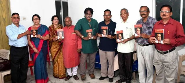 କଥା ସମ୍ରାଟ ସୁରେନ୍ଦ୍ର ମହାନ୍ତିଙ୍କ ଜୀବନୀ ପୁସ୍ତକ ଉନ୍ମୋଚିତ