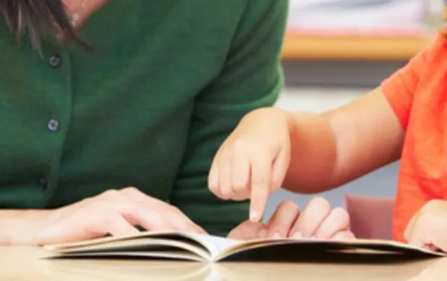 ନାତିକୁ ପଢ଼ାଇବାକୁ ବସିବା ପରେ ବହି ଭିତରୁ ବାହାରିଲା କିଛି ଏଭଳି ଜିନିଷ, ରାତାରାତି କୋଟିପତି ପାଲଟି ଗଲେ ବୃଦ୍ଧା