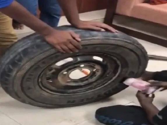 ନିର୍ବାଚନୀ ଧରପଗଡ଼, କାର୍‌ ଟାୟାରରୁ ୨.୩ କୋଟି ଜବତ