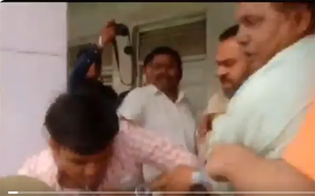 ଉତ୍ତରପ୍ରଦେଶରେ ନିର୍ବାଚନୀ ହିଂସା: ନିର୍ବାଚନ ଅଧିକାରୀଙ୍କୁ ବାଡ଼େଇଲେ ବିଜେପି କର୍ମୀ