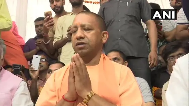 ନିର୍ବାଚନ କମିସନଙ୍କ ନିର୍ଦ୍ଦେଶ ପାଇବାପରେ ଆଜି ସକାଳେ ମନ୍ଦିରରେ ହନୁମାନ ଚାଳିସା ପାଠ କଲେ ଯୋଗୀ ଆଦିତ୍ୟନାଥ