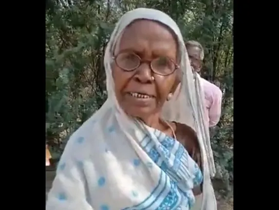 ‘ମୁଁ ପଦ୍ମରେ ଦେବାକୁ ଚାହୁଁଥିଲି, ମୋ ଆଙ୍ଗୁଠିକୁ ହାତରେ ମାଡ଼ି ଦିଆଗଲା’: ବୃଦ୍ଧାଙ୍କ ଭିଡିଓ ଜାରି କଲେ ସ୍ମୃତି ଇରାନୀ