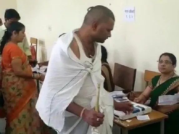 ବାପାଙ୍କ ଶେଷ କୃତ ସାରି ଭୋଟ ଦେବାକୁ ମତଦାନ କେନ୍ଦ୍ରରେ ପହଞ୍ଚିଲେ ଏହି ସଚେତନ ନାଗରିକ