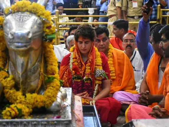 ଭାଇଙ୍କ ରାସ୍ତାରେ ଭଉଣୀ, ମାରାଥନ ଦେବଦର୍ଶନ କରୁଛନ୍ତି ପ୍ରିୟଙ୍କା ଗାନ୍ଧୀ