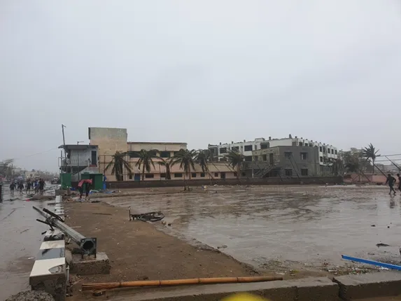 ଫସିଛନ୍ତି ଶହଶହ ପର୍ଯ୍ୟଟକ : ଅଖିଆ ଅପିଆ ପଡ଼ିଛନ୍ତି, ଯିବାକୁ ପାଉନାହାନ୍ତି ରାସ୍ତା