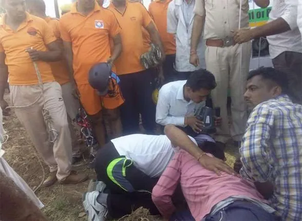 ୪୦୦ ଫୁଟ୍‌ ଗଭୀର ବୋରୱେଲରେ  ଖସିପଡ଼ିବା ପରେ ୧୩ ଘଣ୍ଟା ପରେ ଉଦ୍ଧାର ହେଲା ୪ ବର୍ଷୀୟା ଶିଶୁର ମୃତଦେହ