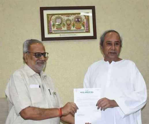 ରାଜ୍ୟପାଳଙ୍କୁ ଭେଟି ସରକାର ଗଠନ ଦାବି ଜଣାଇଲେ ନବୀନ, ପ୍ରଥମ ଥର ପାଇଁ ବାହାରେ ହେବ ଶପଥ ଗ୍ରହଣ