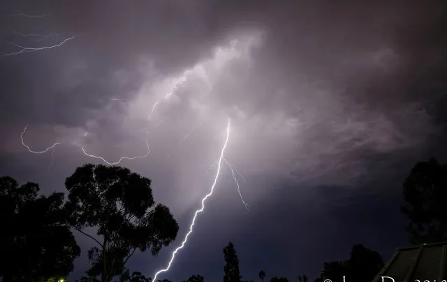 ଜୁନ୍‌ ୨ ତାରିଖ ଯାଏଁ ଏସବୁ ଜିଲ୍ଲାରେ ଘଡ଼ଘଡ଼ି ସହ ହାଲକା ବର୍ଷା ସହ ୫୦ରୁ ୬୦କିମି ବେଗରେ ବହିବ ପବନ