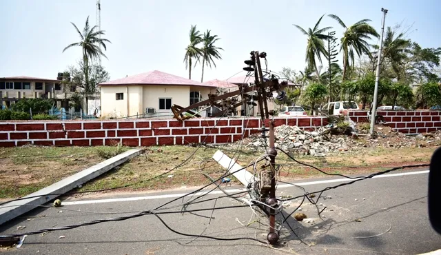 ବିବାଦରେ ବିଦ୍ୟୁତ୍‌ ଖୁଣ୍ଟ : ବାତ୍ୟା ଫନିର କୌଣସି ପ୍ରଭାବ ପଡନି ରେଳ ବିଭାଗ ବିଦ୍ୟୁତ ଖୁଂଟ ଉପରେ, ହେଲେ କାହିଁକି ମାଟିରେ ମିଶିଲା ଶକ୍ତି ବିଭାଗର ବିଦ୍ୟୁତ ଭିତ୍ତିଭୂମି?