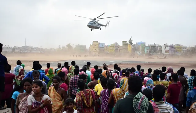 ବାତ୍ୟା ଅଞ୍ଚଳ ଦେଖିଲେ ମୁଖ୍ୟମନ୍ତ୍ରୀ, ବିପନ୍ନଙ୍କ ସମସ୍ୟା ବୁଝିଲେ, ରିଲିଫ୍ ବାଣ୍ଟିଲେ