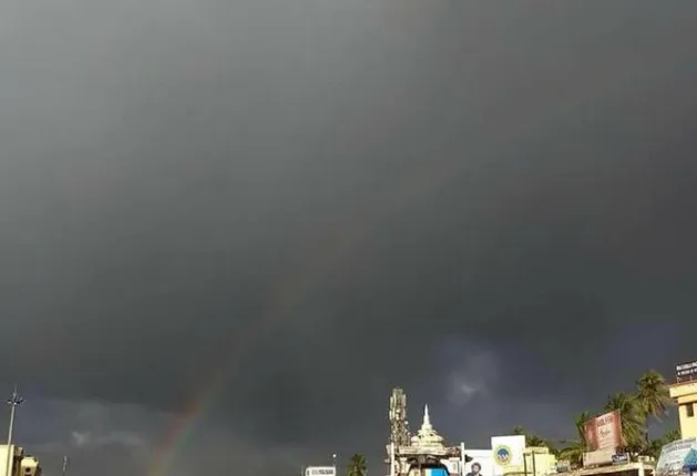 ବିରଳ ଚିତ୍ର: କ୍ଲିକ୍‌ କରି ଦେଖନ୍ତୁ ବାତ୍ୟା ପୂର୍ବରୁ ପୁରୀ ବଡ଼ଦାଣ୍ଡକୁ କେମିତି ଘୋଡେଇ ରଖିଛି ଇନ୍ଦ୍ରଧନୁ