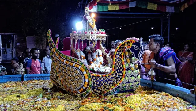 ଚନ୍ଦନ ଯାତ୍ରା ଅବସରରେ ରାଧାକୃଷ୍ଣଙ୍କ ପାଇଁ ସୁସଜ୍ଜିତ ବିମାନ। (ଫଟୋ: ମନୋଜ, ବାଲେଶ୍ୱର)