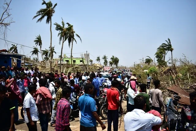 ରିଲିଫ୍ ପାଇଁ ହଙ୍ଗାମା : ୩ ଘଣ୍ଟା ପୁରୀ-କୋଣାର୍କ ରାସ୍ତାରୋକ, ଷ୍ଟକ୍‌ରୁମ୍‌ରୁ ଜରିପାଲ ଲୁଟିନେଲେ