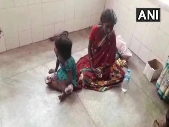 ନିଜ ମାଆର ଯତ୍ନ ନେବାକୁ ଭିକ୍ଷା ମାଗୁଛି ୬ ବର୍ଷୀୟା ଝିଅ!