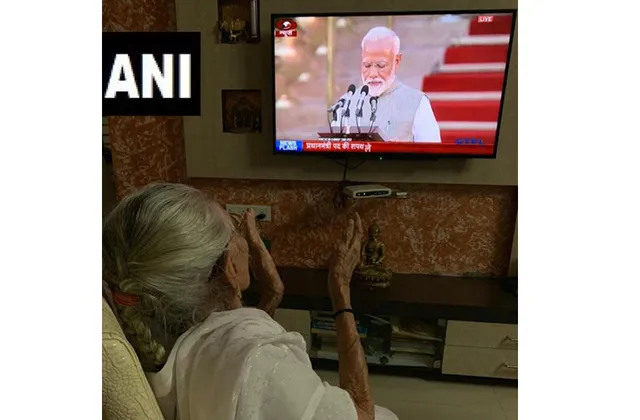 ରାଷ୍ଟ୍ରପତି ଭବନରୁ ନୁହେଁ, ଘରେ ବସି ଟେଲିଭିଜନ ପରଦାରେ ପୁଅର ଶପଥଗ୍ରହଣ ଉତ୍ସବ ଦେଖିଲେ ମା’ ହୀରାବେନ