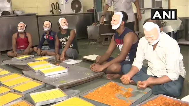 ମୋଦିଙ୍କ ମୁଖା ପିନ୍ଧି ମିଠା ତିଆରି କଲେ ଉତ୍ସାହୀ କାରିଗର