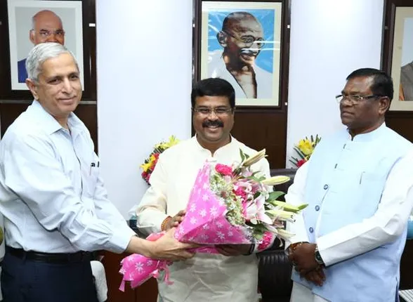 କେନ୍ଦ୍ର ଇସ୍ପାତ୍‌ ମନ୍ତ୍ରୀ ଭାବେ ଦାୟିତ୍ୱ ନେବା ପରେ ଧର୍ମେନ୍ଦ୍ର ପ୍ରଧାନଙ୍କୁ ଶୁଭେଚ୍ଛା ଜଣାଉଛନ୍ତି ଫାଗନ ସିଂହ କୁଲସ୍ତେ (ଡାହାଣ) ଓ ଇସ୍ପାତ୍‌ ସଚିବ ବିନୟ କୁମାର।