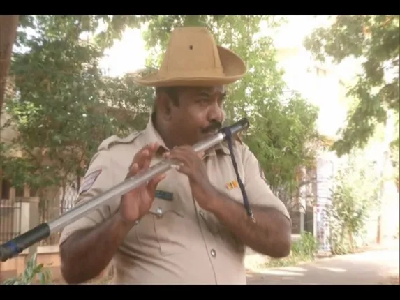 ପେସା ଏବଂ ନିଶାକୁ ଆଖି ଆଗରେ ରଖି ନିଜ ଲାଠିକୁ ବଇଁଶୀ କରିଦେଲେ ପୁଲିସ କନେଷ୍ଟବଳ