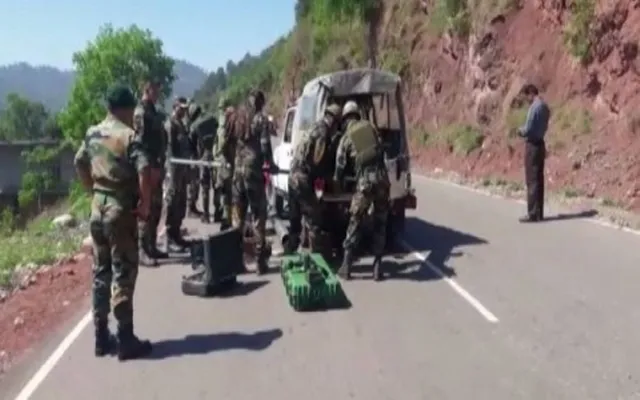 ଦେଖନ୍ତୁ ହାଇୱେରେ କିପରି ଏକ ବିସ୍ଫୋରକକୁ ନିଷ୍କ୍ରିୟ କଲା ସେନା, ପୁଲଓ୍ଵାମା ଭଳି ବଡ଼ ଆତଙ୍କବାଦୀ ଆକ୍ରମଣ ଯୋଜନା ପଣ୍ଡ ହେଲା