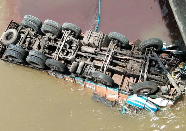 କଳାହାଣ୍ଡି: ବ୍ରିଜ୍‌ରୁ ତଳକୁ ଖସିଲା ଲୁହା ବୋଝେଇ ଟ୍ରକ, ଚାଳକ ମୃତ