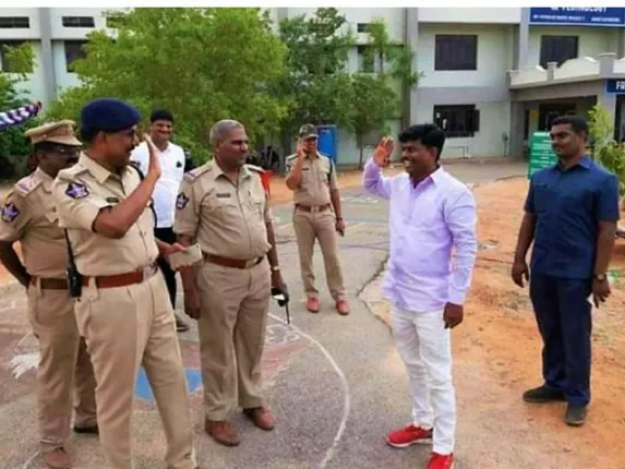 ସାଂସଦ ହେବାପରେ ପୁଲିସ ଇନସ୍ପେକ୍ଟର ପୂର୍ବତନ ବରିଷ୍ଠ ଅଧିକାରୀଙ୍କୁ ସାଲ୍ୟୁଟ୍‌ କଲେ