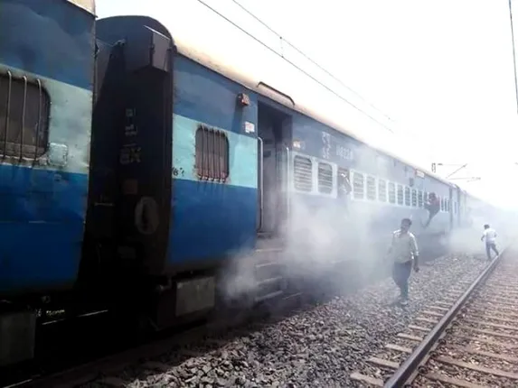 ସାଲିମାର ଏକ୍ସପ୍ରେସ୍‌ରେ ଧୂଆଁ: ଭୟରେ ଟ୍ରେନରୁ ଡେଇଁ ପଡିଲେ ଯାତ୍ରୀ