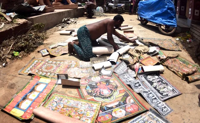 ବାତ୍ୟାରେ ଖିନ୍‌ଭିନ୍ ଶିଳ୍ପୀଗ୍ରାମ ରଘୁରାଜପୁର : ନଷ୍ଟ ‌ହୋଇଯାଇଛି ବିରଳ ପଟ୍ଟଚିତ୍ର, ଖରାରେ ଶୁଖାଉଛନ୍ତି ବର୍ଷ ବର୍ଷର ସାଇତା ଚିତ୍ର