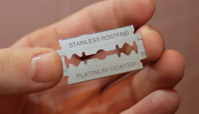 ବ୍ଲେଡ୍‌ରେ ବେକ କାଟି ଲୁଟିନେଲେ