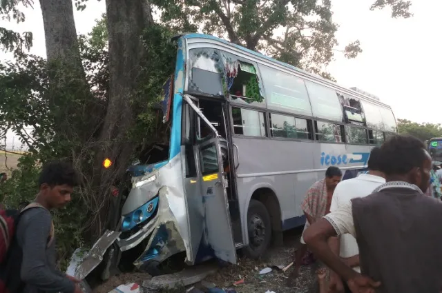 ଭାରସାମ୍ୟ ହରାଇ ଗଛରେ ପିଟିଲା ବସ, ୨୫ ଆହତ, ୧୫ ଗୁରୁତର