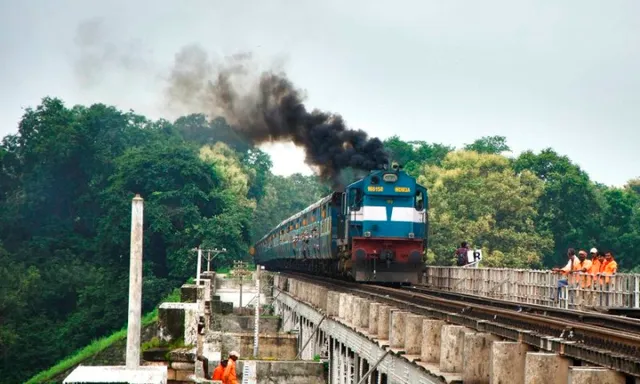 ମୁମ୍ବାଇ- ହାଓ୍ଵଡ଼ା ଲୋକମାନ୍ୟତିଲକ ଏକ୍ସପ୍ରେସରେ ଲାଗିଲା ନିଆଁ, ଭୟରେ ତଳକୁ ଡେଇଁଲେ ଯାତ୍ରୀ