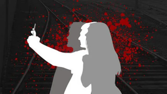 ଚଳନ୍ତା ଟ୍ରେନ୍‌ ସହ ସେଲଫି ନେଇ ସୋସିଆଲ ମିଡିଆରେ ଚର୍ଚ୍ଚିତ ହେବାର ଅପଚେଷ୍ଟା ମହାଙ୍ଗା ପଡ଼ିଲା; ଅକାଳରେ ଚାଲିଗଲା ୩ ଜୀବନ