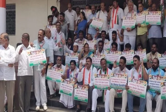 ଇସ୍ତଫା ଫେରାଇ ନେବା ପାଇଁ ରାହୁଲ ଗାନ୍ଧିଙ୍କ ବାସଭବନ ଆଗରେ କଂଗ୍ରେସ କାର୍ଯ୍ୟକର୍ତ୍ତାଙ୍କ ଆମରଣ ଅନଶନ