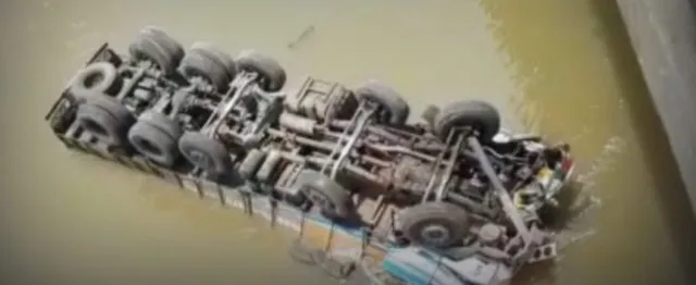 ବ୍ରିଜ ତଳକୁ ଖସିପଡିଲା ଟ୍ରକ , ଚାପି ହୋଇ ଗାଡି ମଧ୍ୟରେ ଅଛନ୍ତି ଡ୍ରାଇଭର ଓ ହେଲପର !