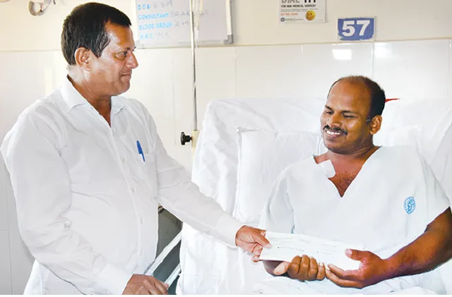 ଫନିରେ ସେବାକରି ଗୋଡ଼ ହରାଇଲେ ଲକ୍ଷ୍ମୀଧର, ସହାୟତାର ହାତ ବଢ଼ାଇଲେ ସାଂସଦ ଅଚ୍ୟୁତ ସାମନ୍ତ