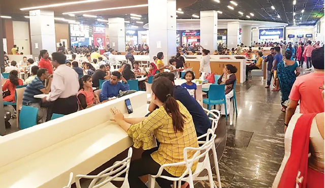 ଏସ୍‌ପ୍ଲାନେଡ୍‌ ୱାନ୍‌ ମଲ୍‌ ପାଲଟିଛି କମ୍ୟୁନିଟି ସେଣ୍ଟର