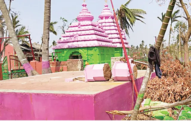 ନୀଳକଣ୍ଠେଶ୍ବରଙ୍କ ଝୁଲଣ ମଣ୍ଡପ ଖଣ୍ଡ ଖଣ୍ଡ