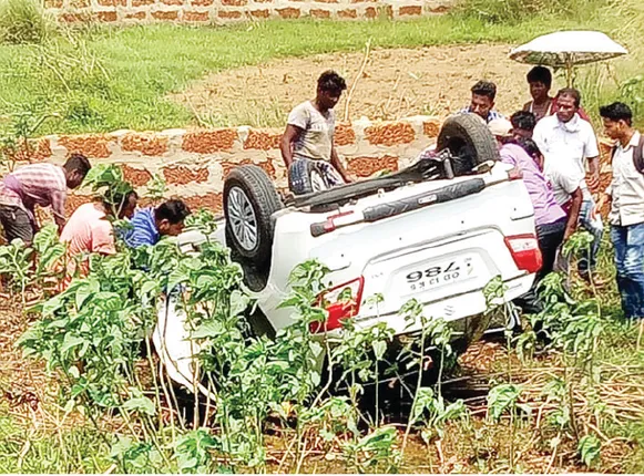 ଗଛରେ ପିଟି ହୋଇ ଓଲଟିଲା କାର, ୨ ଗୁରୁତର
