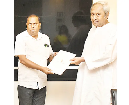 ୩ ବିଦାୟୀ ଜିଲ୍ଲାପାଳଙ୍କୁ ପ୍ରଶଂସା କଲେ ମୁଖ୍ୟମନ୍ତ୍ରୀ